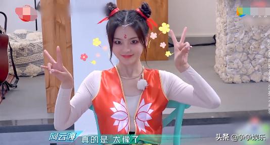 杨超越灵魂模仿哪吒，自我陶醉很嘚瑟，吴宣仪却被欢乐嘲讽