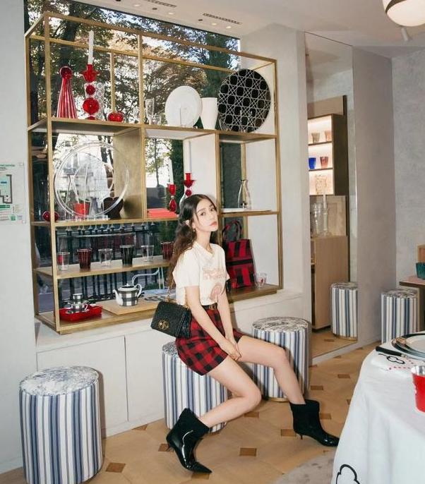 杨颖穿着短裙回国少女感十足，多套巴黎看秀造型也都美翻外网