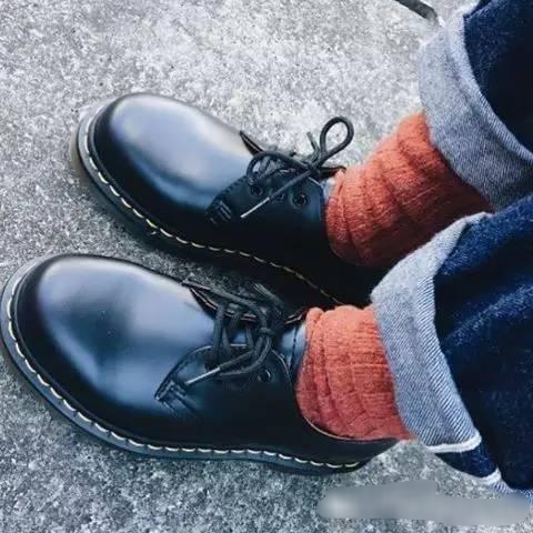 马丁靴怎么穿才能穿出存在感,哪些品牌马丁靴比较好搭配