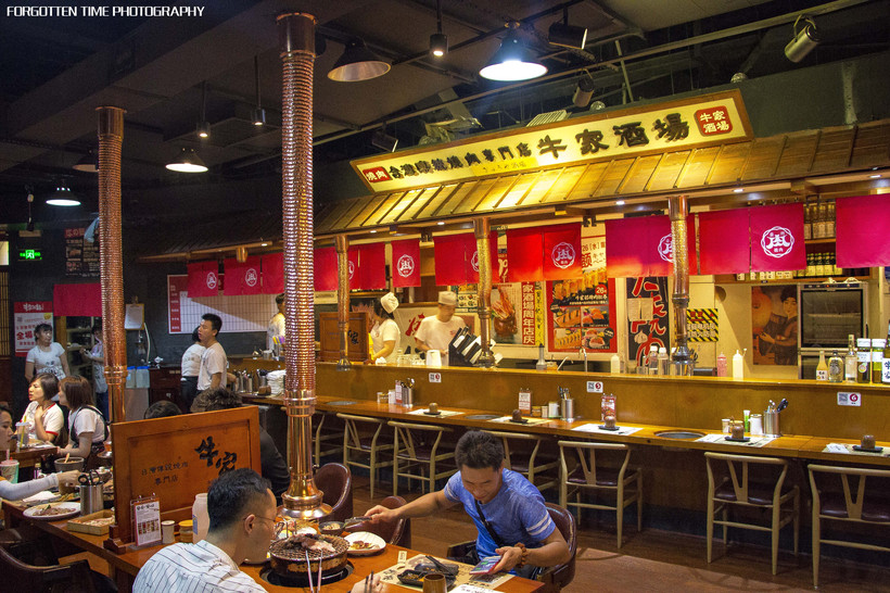 等待烤盘上的肉，就像是异地恋的情侣，看得见却吃不到