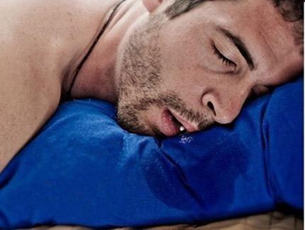 晚上睡觉血管粘稠是什么症状,晚上睡觉有三个表现说明血液粘稠