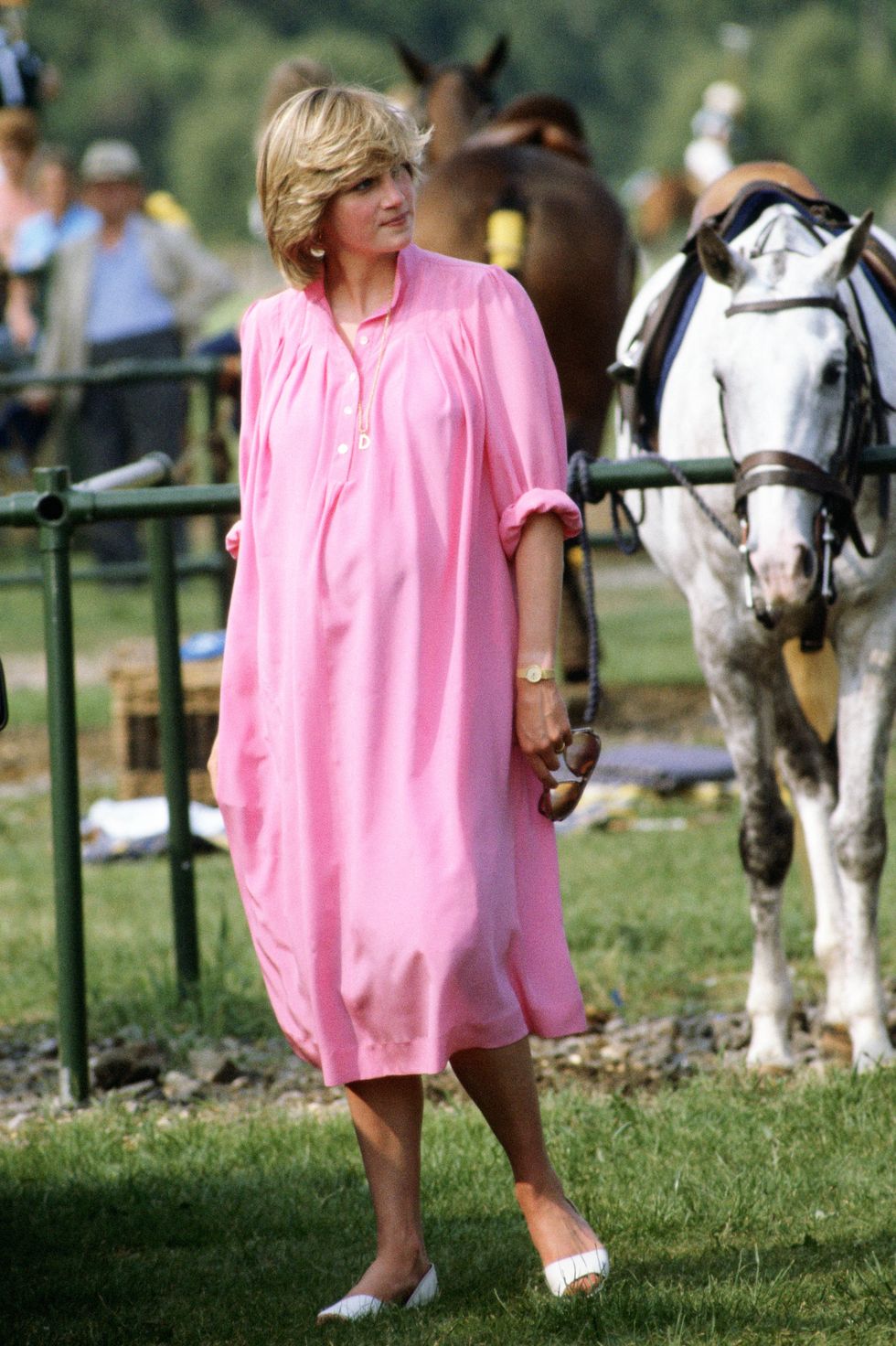 戴安娜王妃华丽大气服装,戴安娜王妃时尚穿着视频