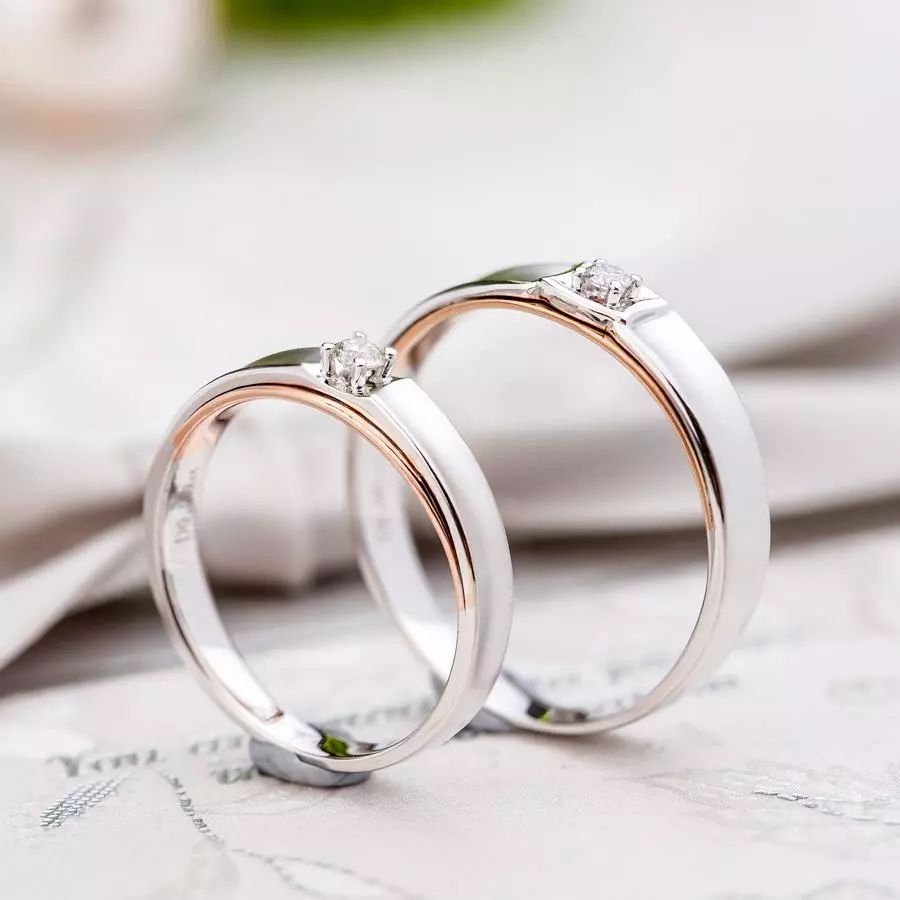 情侣戒指给女朋友戴哪个手指,情侣戒指女生该戴哪个手指