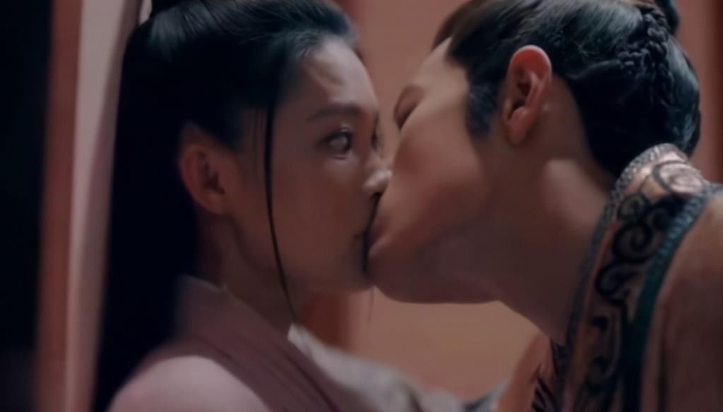 这年头的吻戏都这么激烈的么，嘴唇都是铁做的吧？