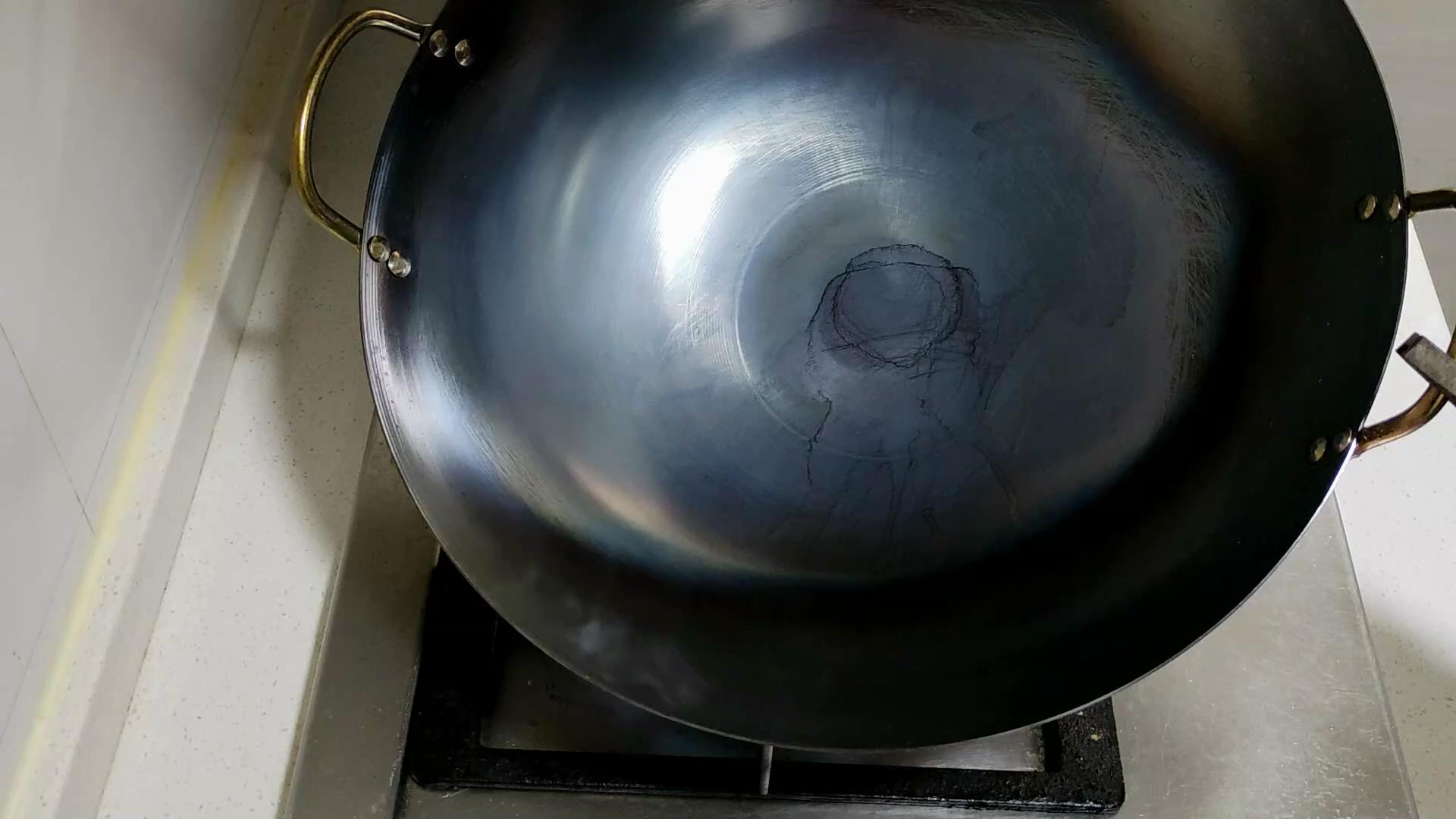 新铁锅千万别直接烧,等于吃掉了涂层,大厨正确开锅不生锈不粘锅