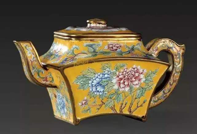 建筑工扫车库意外发现一只壶，拍出百万价格，网友却怒了