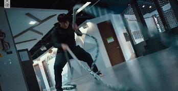 男高中生当众狂吻老阿姨，真情流露被骂变态，喜剧片拍出新高度