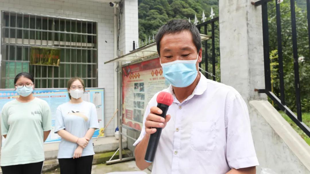 西安鹏翔驾校远赴秦岭山区资助今年考上大学的贫困学子