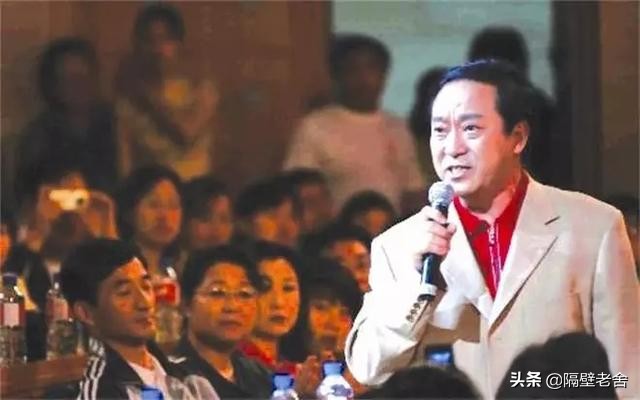 58岁妻离子散、64岁节目中晕倒,离开冯巩后,牛群到底有多惨?