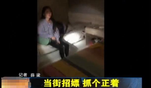 2名男子街头蹲点，屋内少女“辛勤”作业，殊不知已被警方瞄准！
