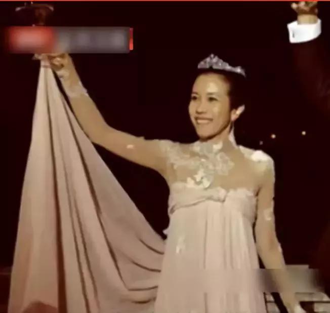 48岁莫文蔚身材惹人羡,自律莫文蔚