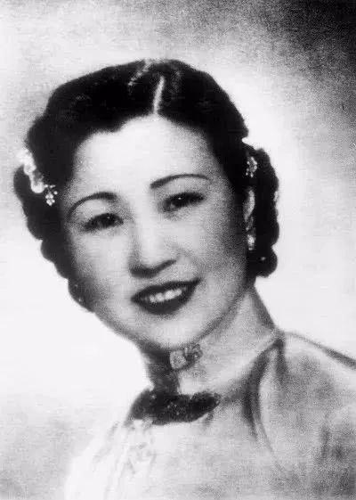 上海复旦大学校花开车去新天地,从外滩下来的复旦校花