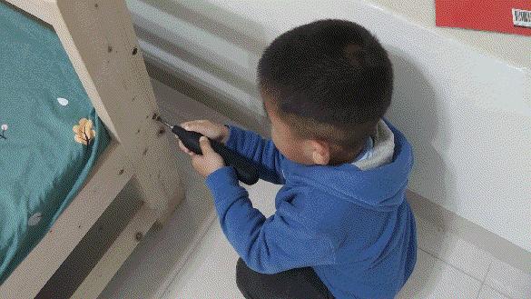 一把刀杆搭配48个精密批头，银灰色外形，这个螺丝刀是男人的梦想