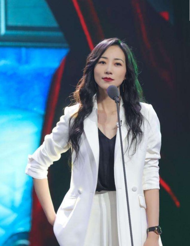 韩雪黑衣长腿综艺,韩雪红衣长腿