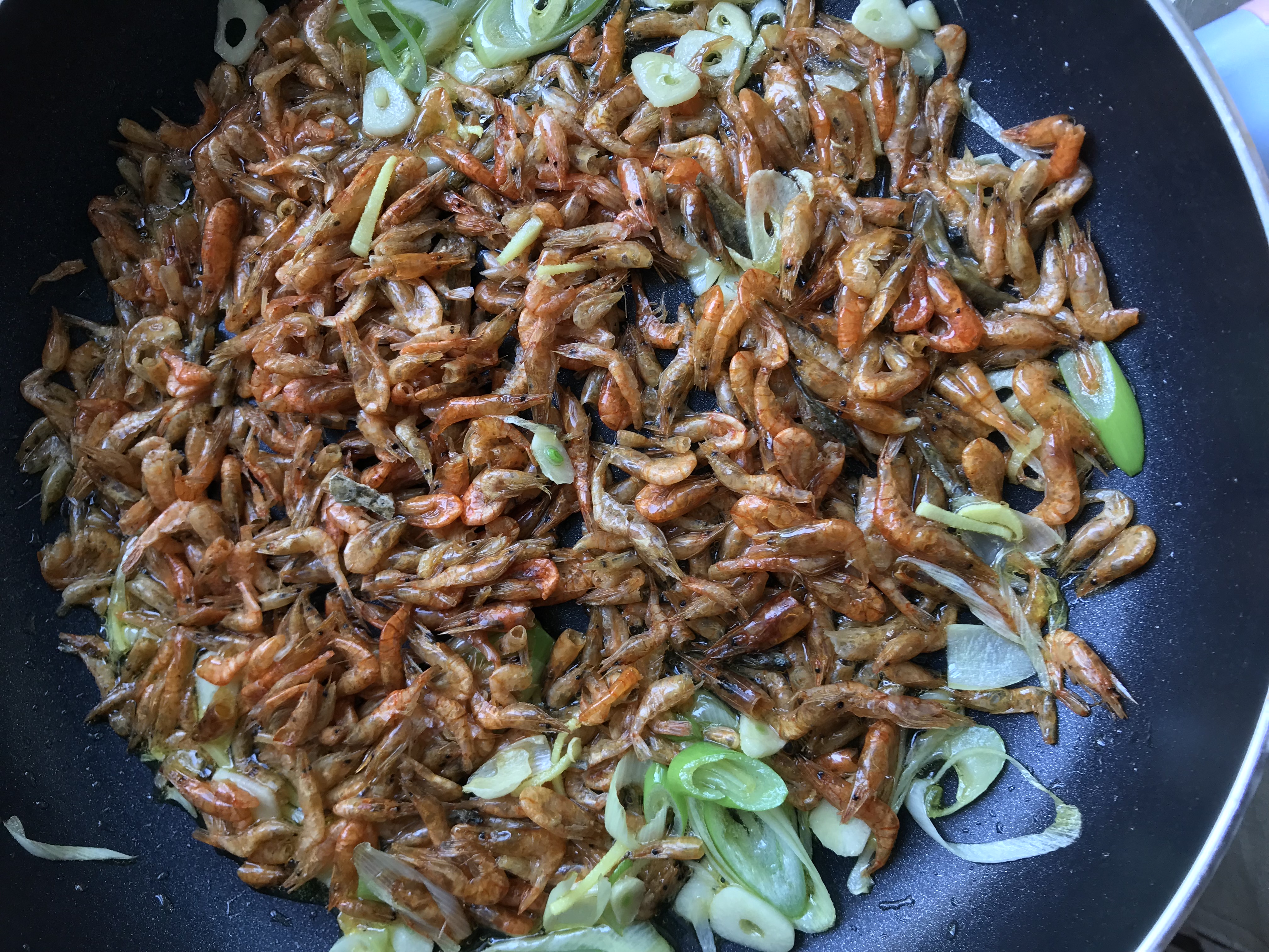 朋友寄过来的皮皮虾,河虾跟芹菜怎样做才好吃