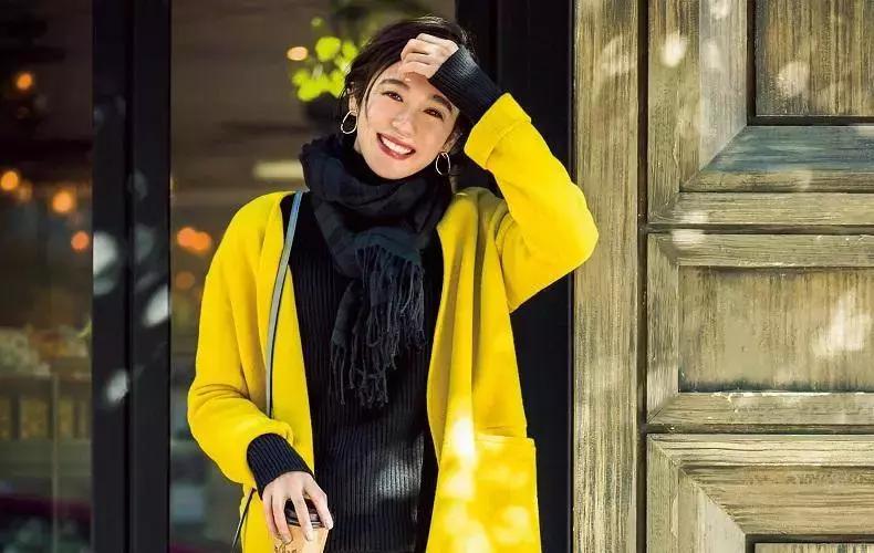 姑娘，你穿彩色大衣真好看！