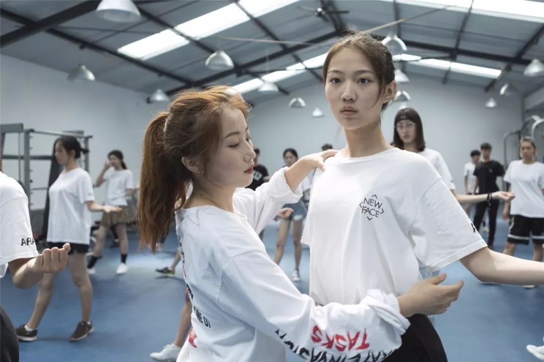 模特镜前造型训练,模特表现力训练方法