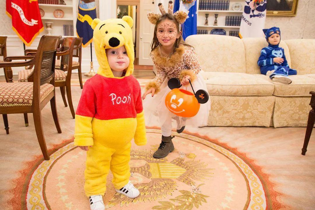伊万卡家中为小儿子庆生,儿子穿维尼熊卡通装太可爱,颜值像妈妈