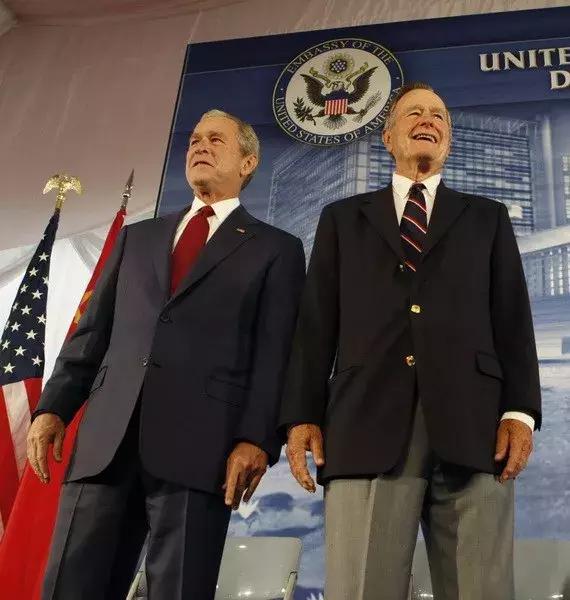 美国老布什总统逝世葬礼,美国前总统老布什跳伞