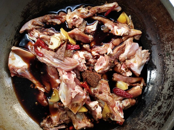 鸭锁骨卤制方法周黑鸭,家庭自制周黑鸭教程