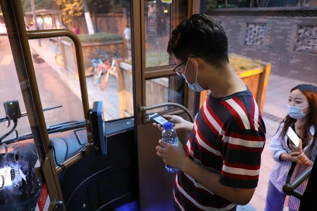 “当当......”快上车，成都的夜生活开始了