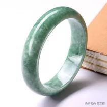 这家淘宝网店声称只售真翡翠且有证书，如假赔十，网友买后鉴定为假，店主却只同意退款，拒绝赔偿