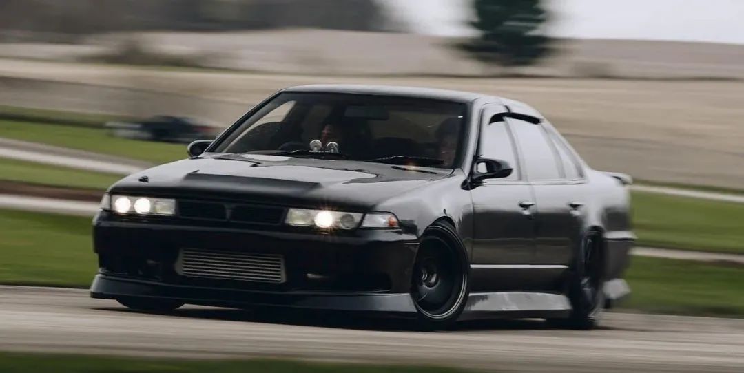 4年时间小伙轻松拿下百万奔驰,5万入手翼神怎么玩最有气质