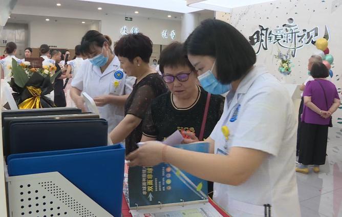 打着雨伞排着队!南充嘉陵昨天开业的这家医院竟然这样受欢迎……