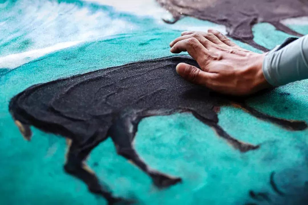 敦煌沙漠惊现64平米巨型沙画，奋战10天10夜创作，仅存在一天就消失