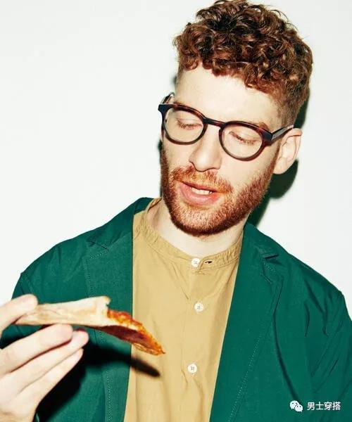 复古「圆形眼镜」当道？戴上透明黑色琥珀眼镜增添「轻复古」印象