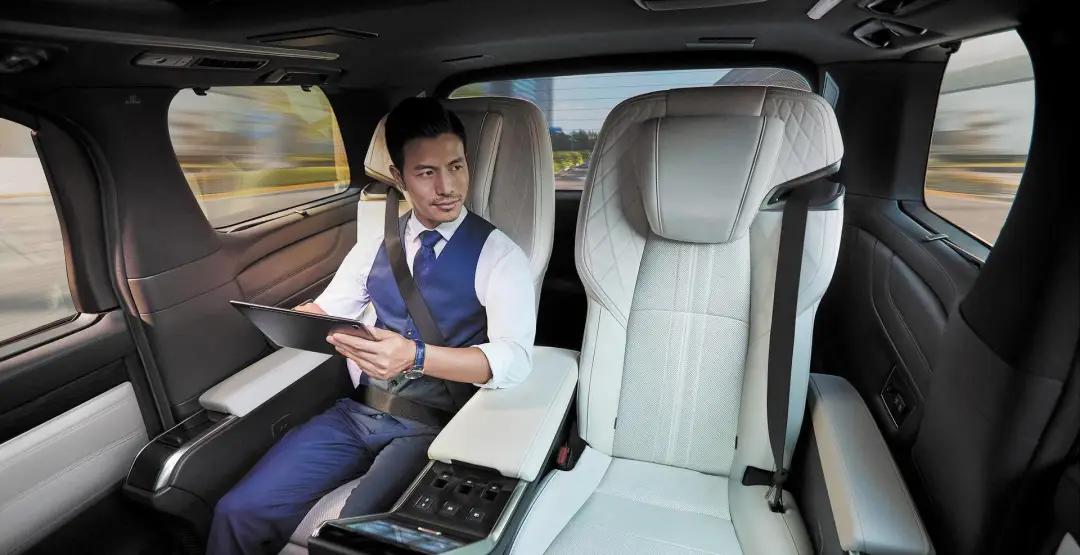 最壕“面包车”雷克萨斯LM上市116.6万起,你猜会加价多少?