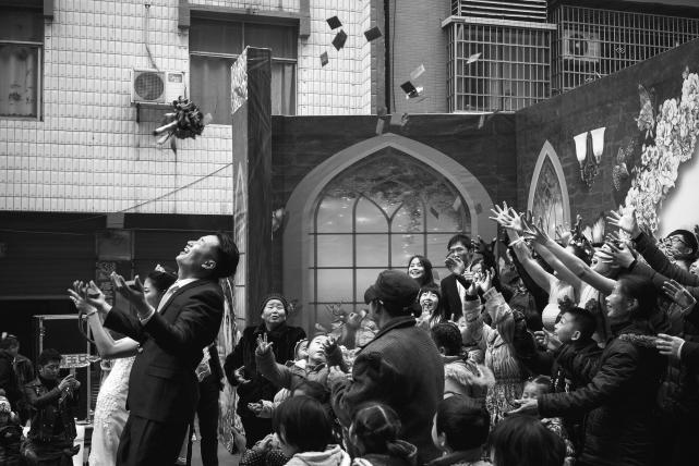 传统婚礼放鞭炮,婚礼迎亲鞭炮习俗