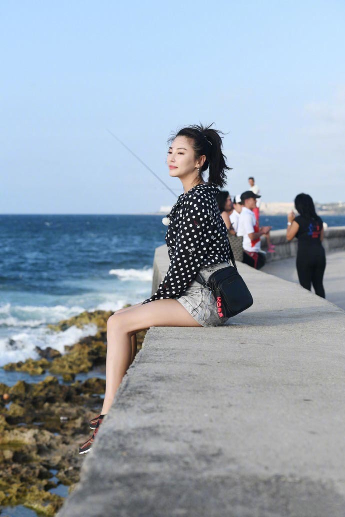 飞机头等舱偶遇张雨绮,张雨绮机场照曝光