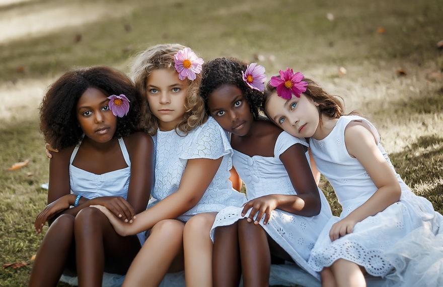 皮肤黑的男人穿什么颜色比较显白,女童皮肤黑穿什么颜色的衣服显白