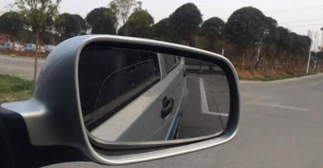 倒车入库担心碰到对面的车头,总觉得倒车入库车头不正