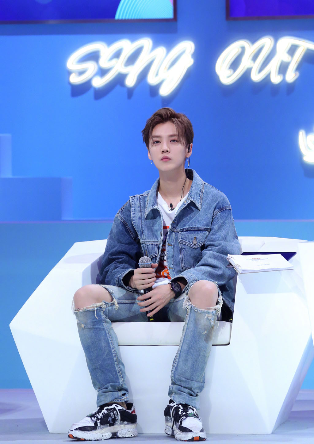 牛仔单品果真减龄，鹿晗牛仔外套搭条纹长裤，宛若少年模样