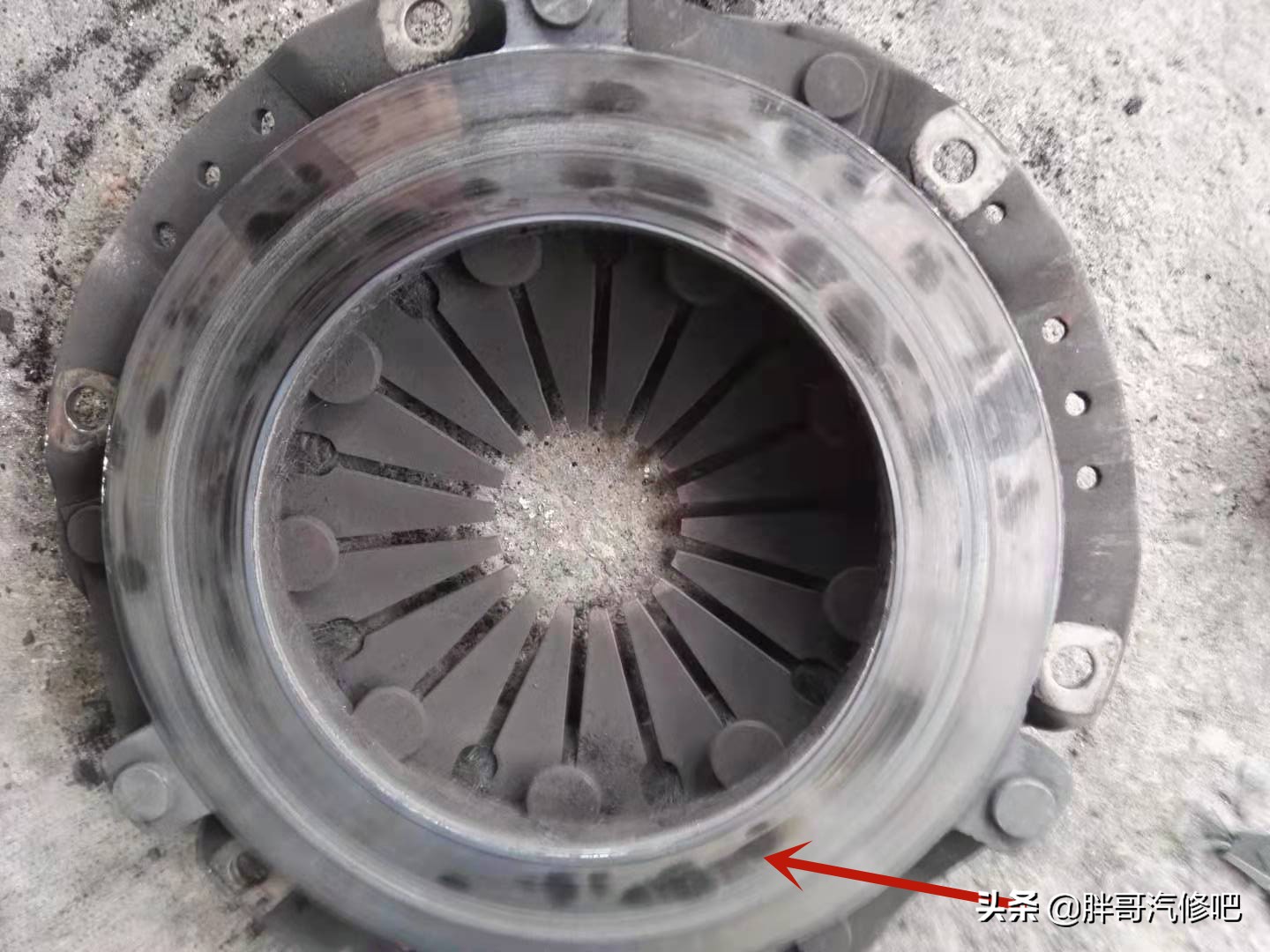 五菱之光挂档不走，胖哥以为换挡拉线脱落，原来是摩擦片报废了