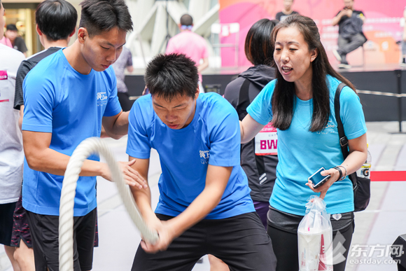 踢球、跑马、摄影样样都行探秘沪上盲人兄弟俩20岁的灿烂年华