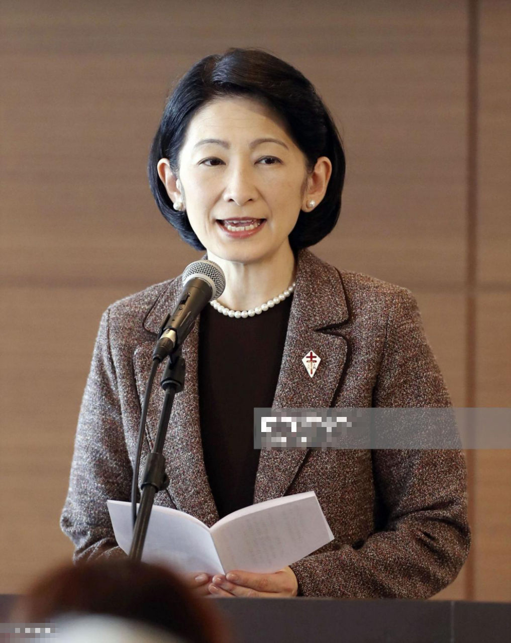 日本纪子妃总是好高调！棕色粗花呢子套装超美，和雅子平分秋色啊