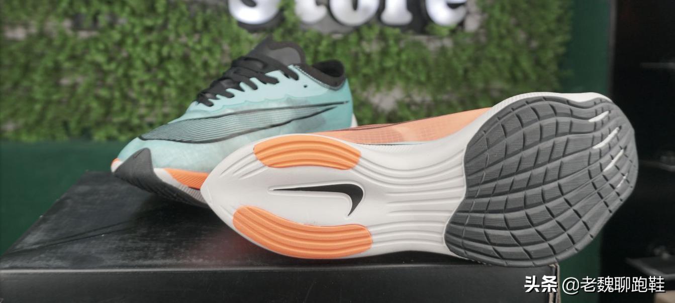 就算是慢跑鞋之王,也顶不住了:全年亏损1.5亿,连续4年下滑