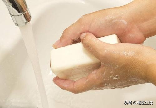 一到夏天手上长红疹痒什么原因,一到夏天手上起红疙瘩很痒怎么办