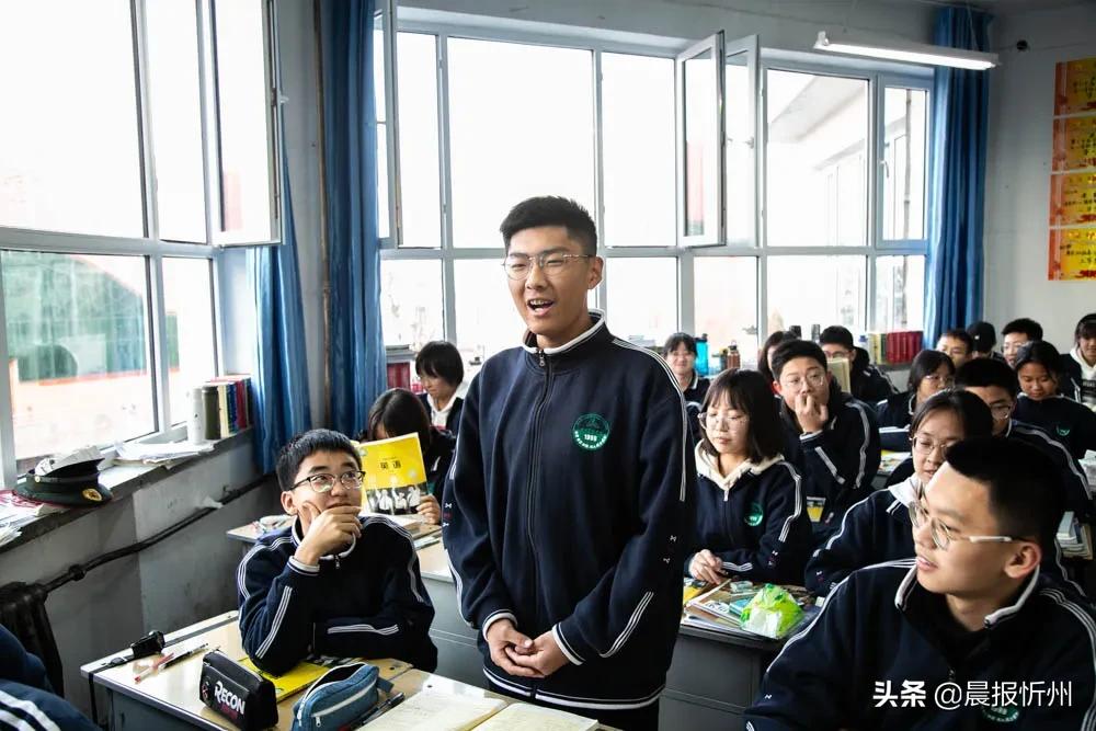 忻州一老师深度近视，学校为她定制了“放大版教材”，背后的故事很暖心