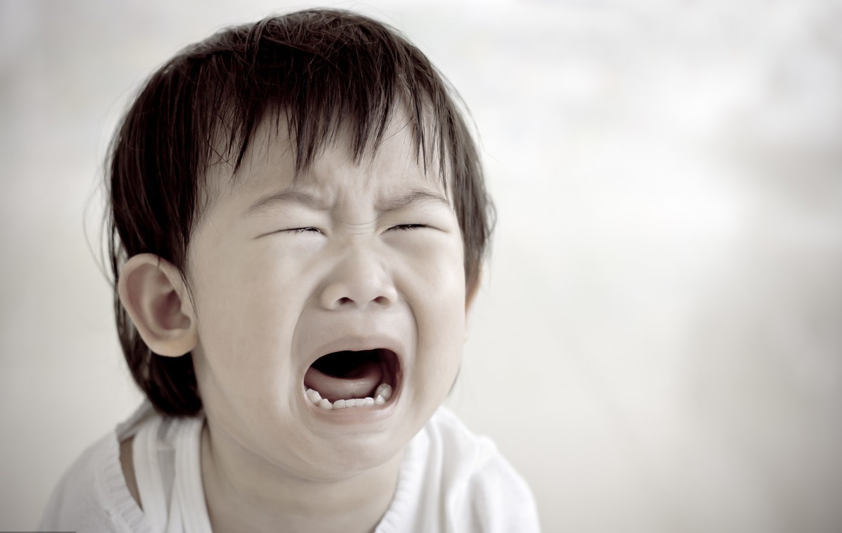 五岁男孩半夜哭出汗怎么回事,5岁男孩每天出大汗