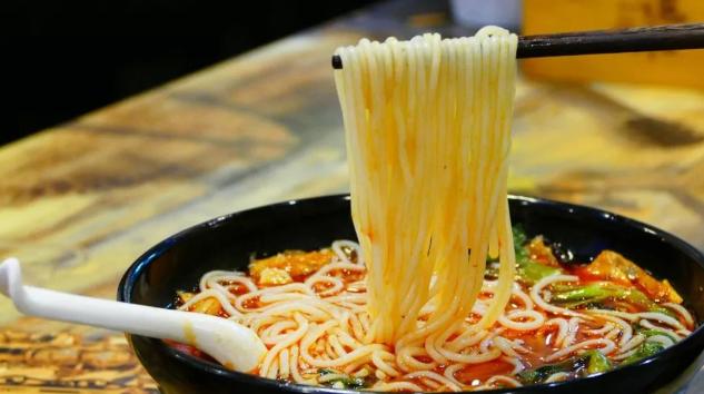 长大后才知道螺蛳粉的味道,小时候有一碗关于螺蛳粉的回忆