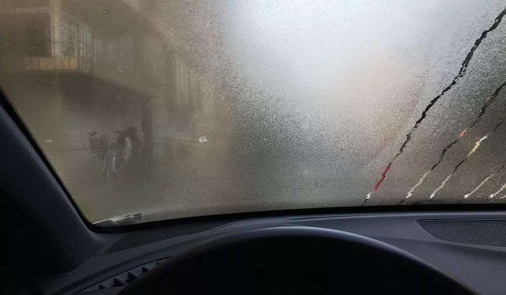 风挡玻璃如何去雾,如何快速除车风挡的雾