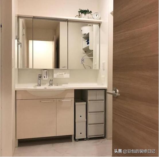 卫生间镜柜半开放好还是全镜面好,卫生间挂墙镜柜选什么材质的好