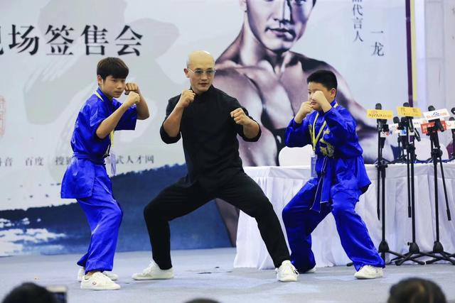 武僧一龙安慰李景亮,武僧一龙评价