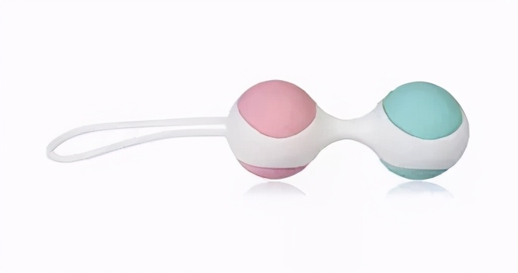 女子夜晚偷偷往*体下**塞东西，老公发现后惊掉了下巴