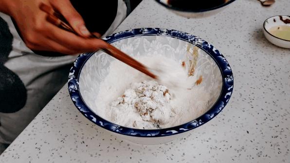 一碗面粉一种糖，教你做家庭版“红糖肚脐饼”，甜而不腻焦香酥脆