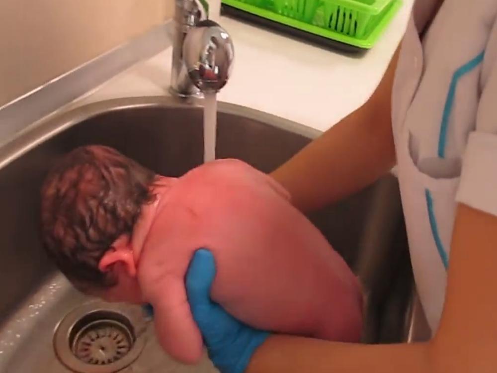 给新生儿宝宝洗澡应该注意什么,如何给新生儿洗澡才正确